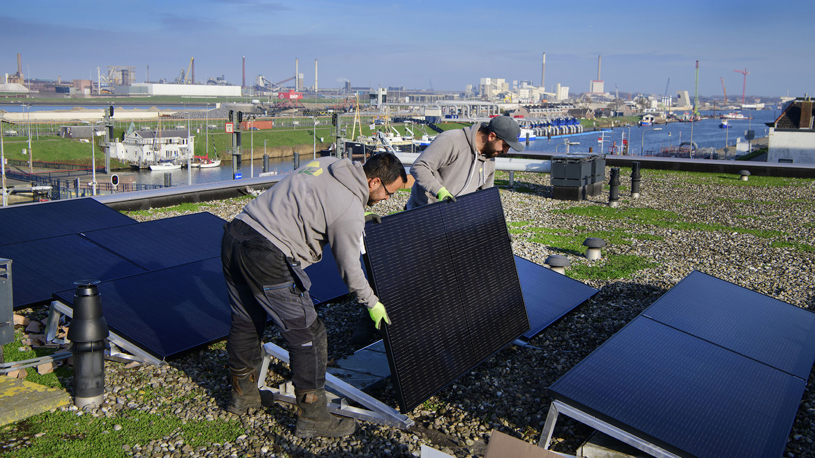 Zonnepanelen worden aangelegd
