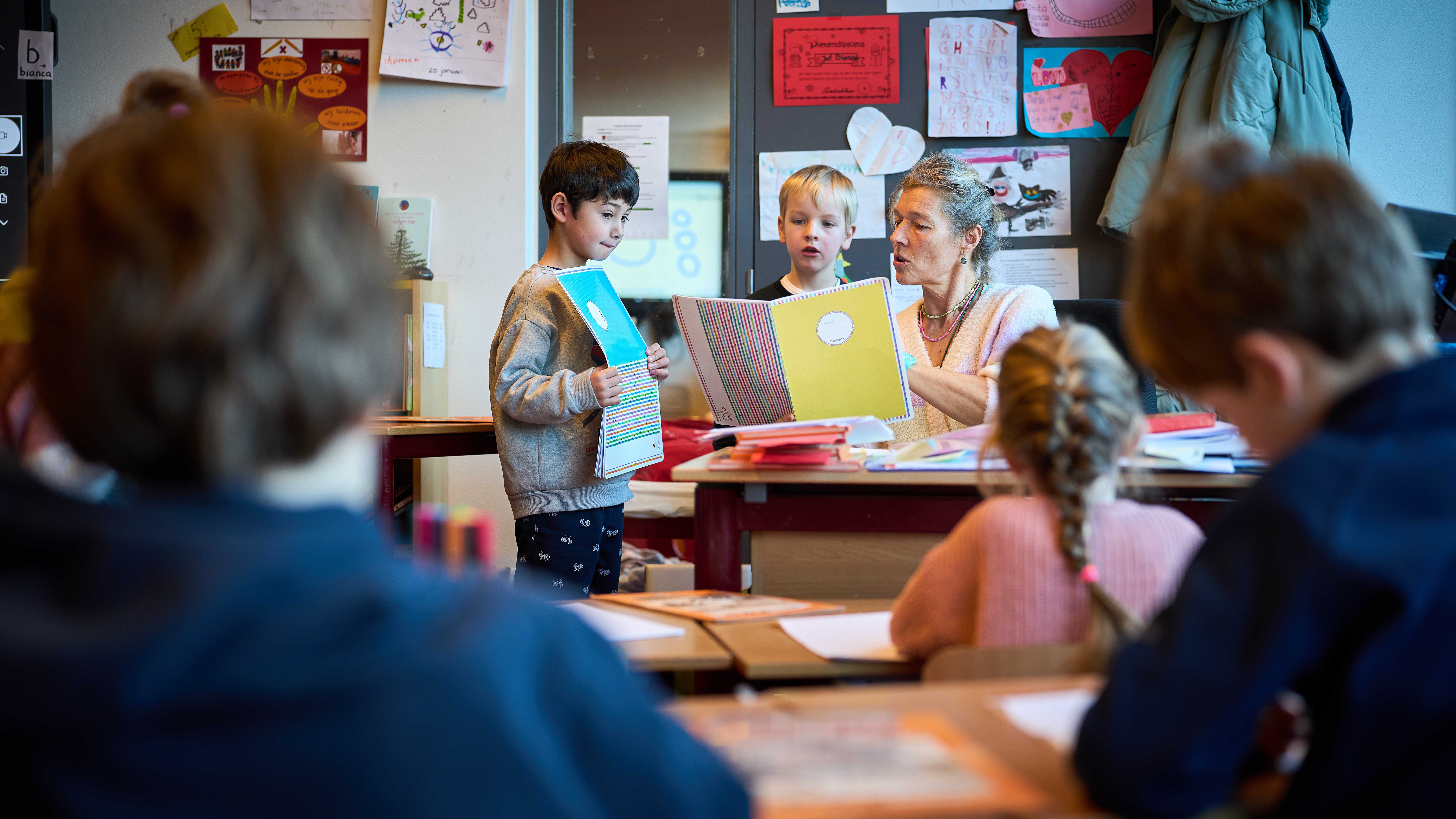 Docent geeft uitleg aan leerlingen op de basisschool.
