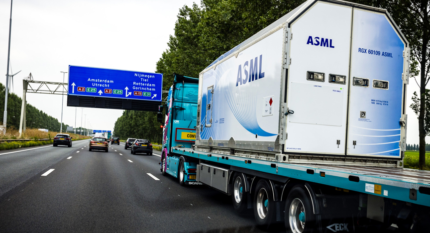 Het transport van een chipmachine van ASML op de snelweg A2 nabij Utrecht.