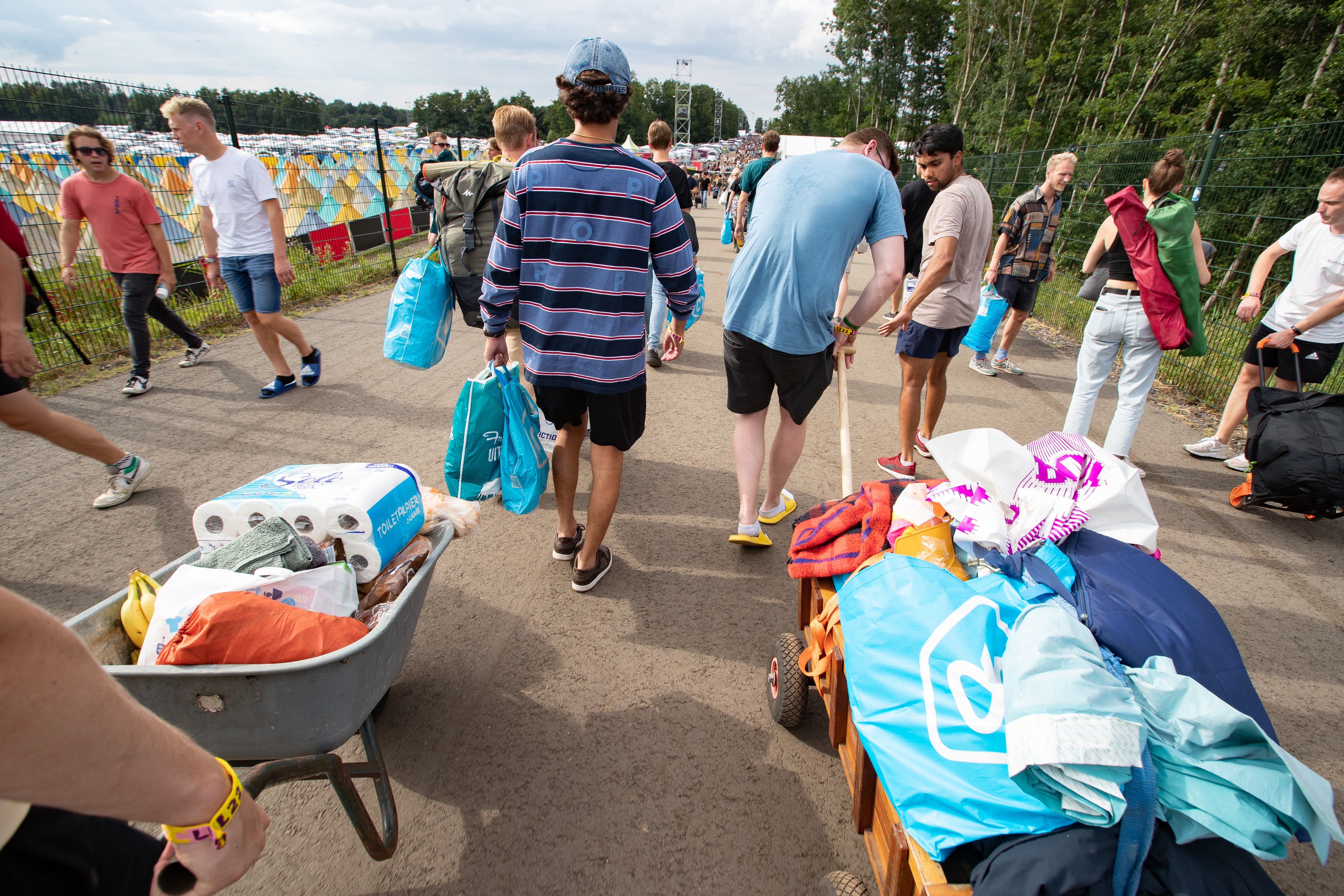 Festivalgasten met boodschappen