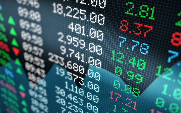 Digitaal beursdisplay met rijen financiële cijfers en koersen in groen, rood en blauw, die stijgende en dalende aandelenwaarden weergeven.
