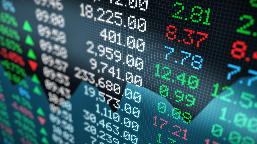 Digitaal beursdisplay met rijen financiële cijfers en koersen in groen, rood en blauw, die stijgende en dalende aandelenwaarden weergeven.