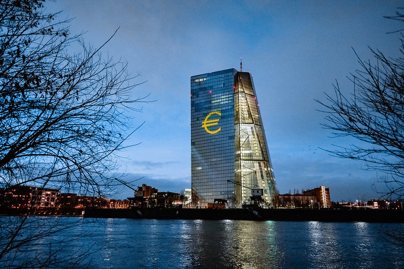 ECB gebouw Frankfurt in de avond