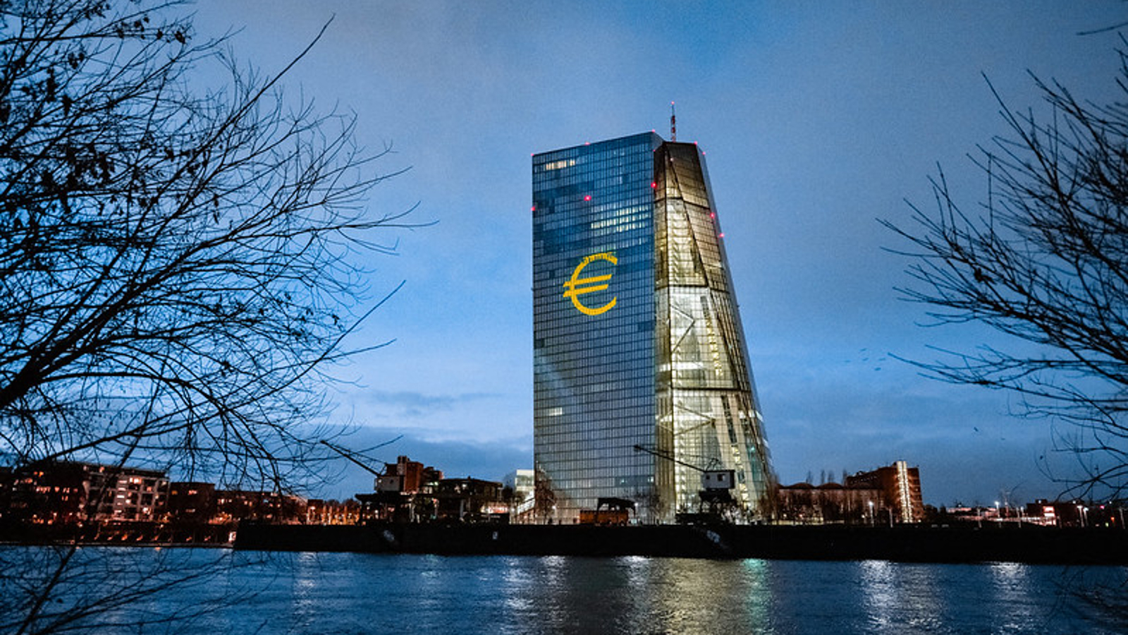 ECB gebouw Frankfurt in de avond