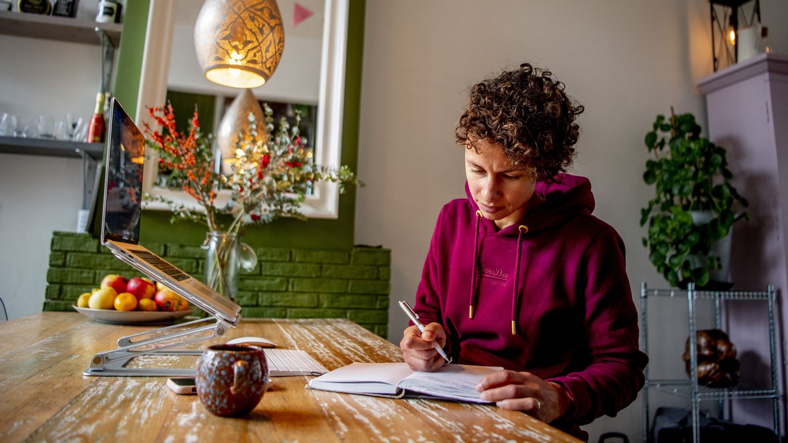 Vrouw maakt notities over het indienen van zienswijzen.