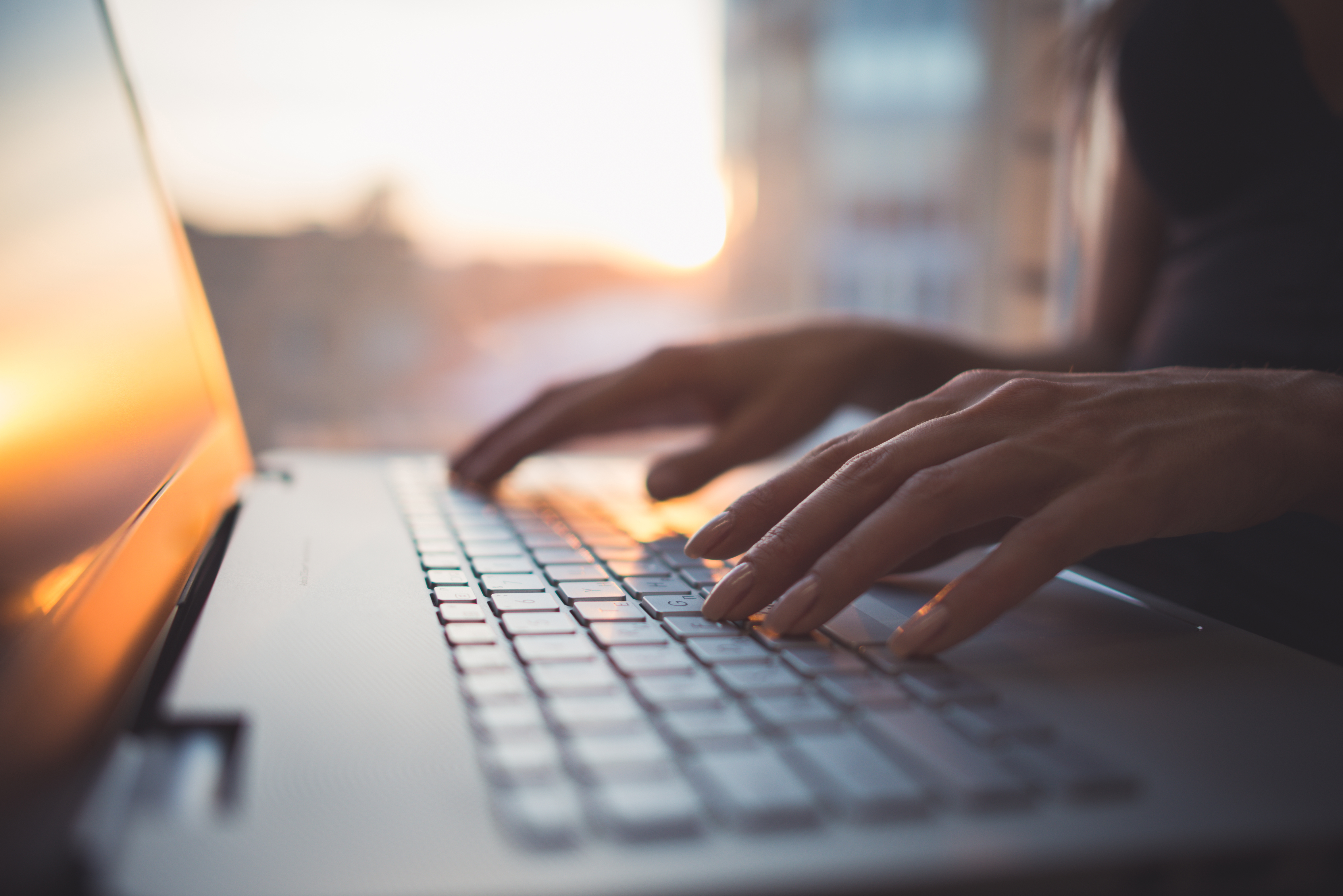 Laptop bij zonsondergang
