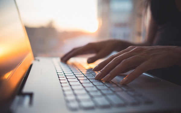 Laptop bij zonsondergang