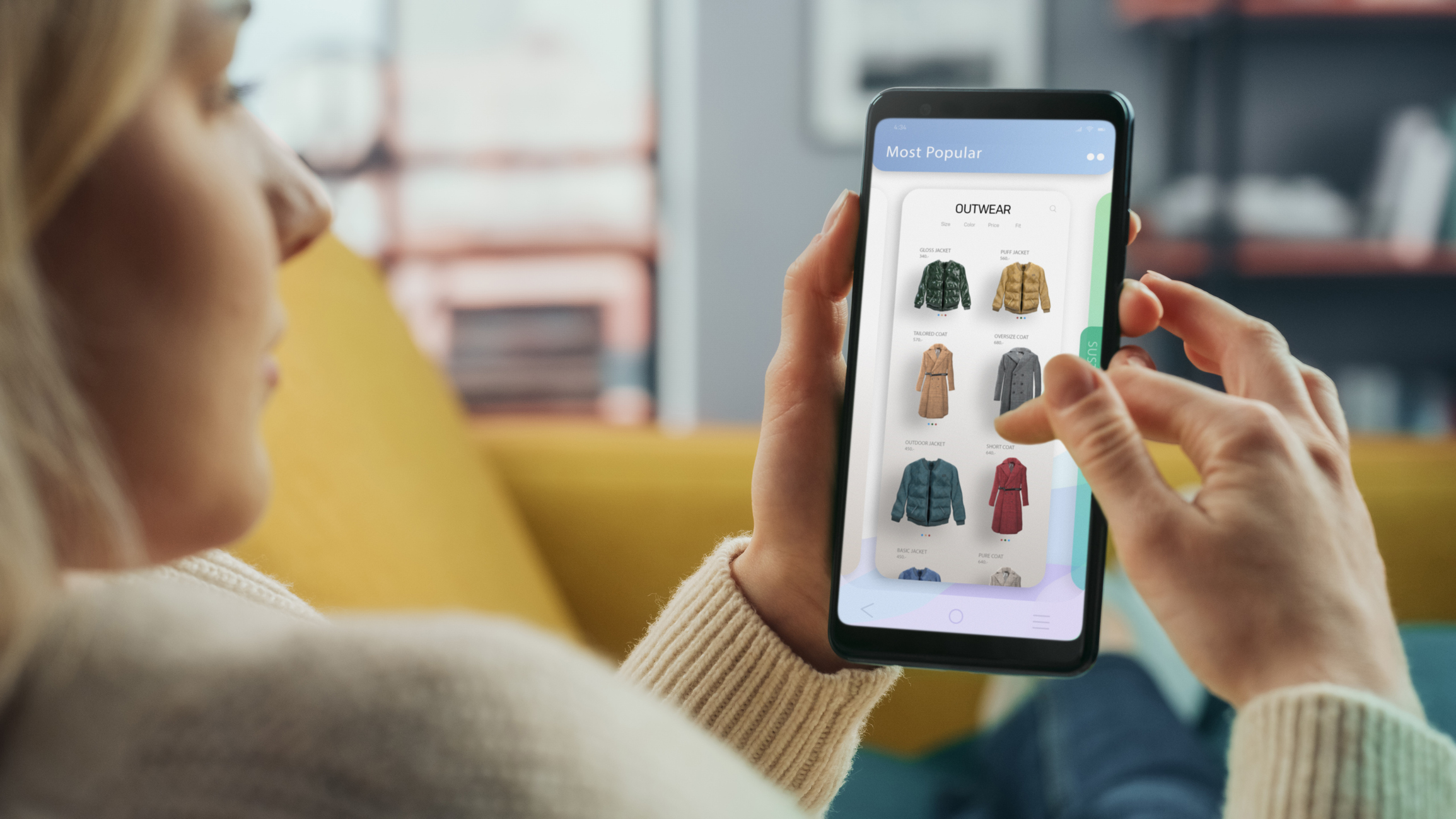 Vrouw scrolt door telefoon om een online kleding aankoop te doen