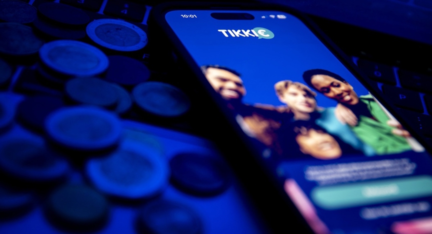 Tikkie app met een silhouet van munten eromheen