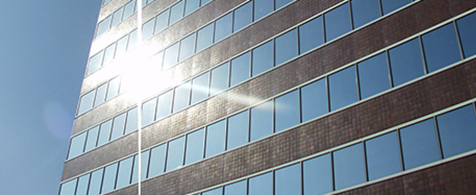 Zonreflectie op een gebouw