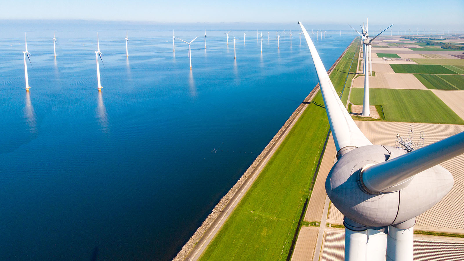Windmolens aan het water
