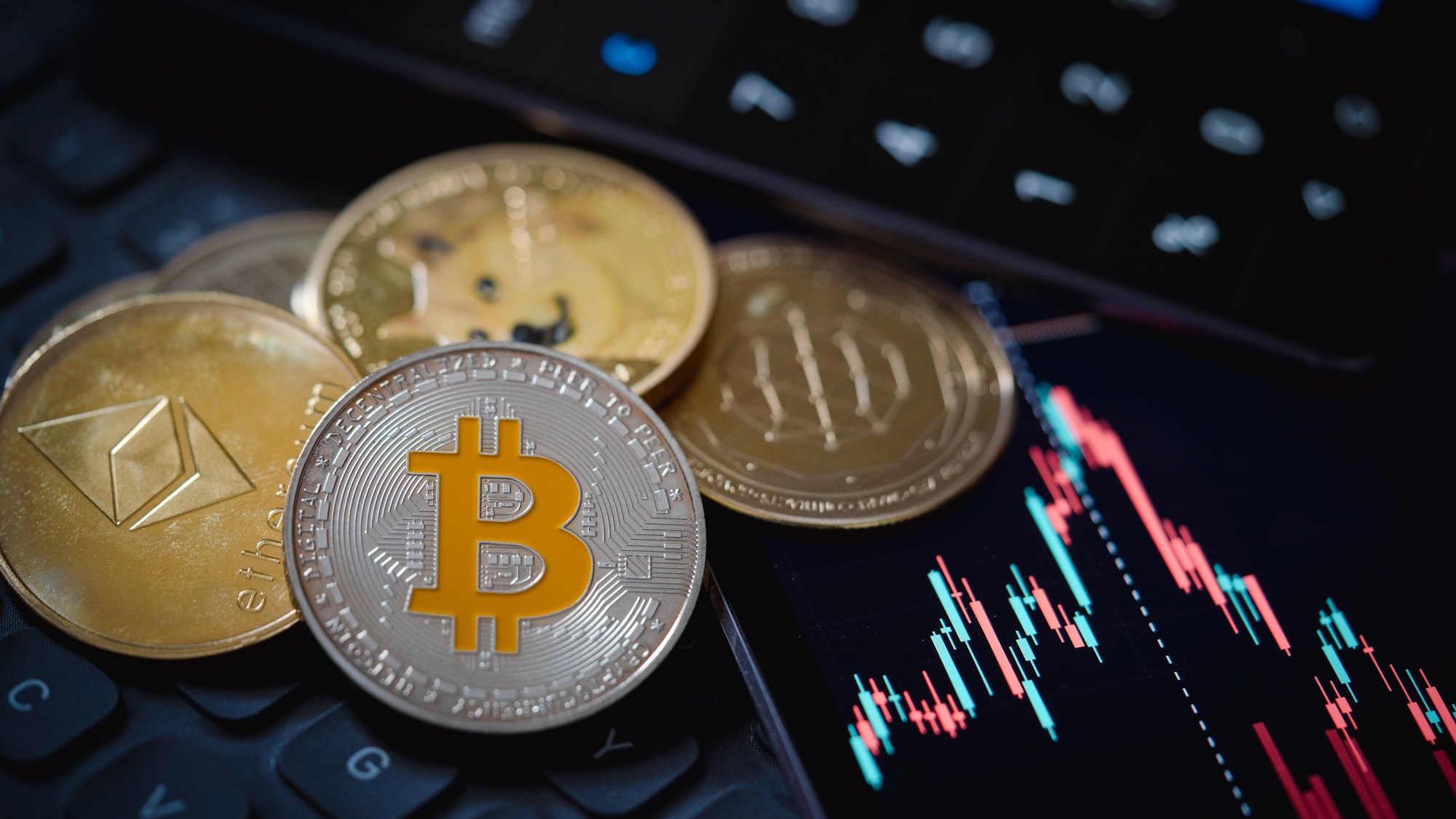 Bitcoin en Ethereum cryptovaluta met een grafiek, laptoptoetsenbord en een digitale achtergrond.