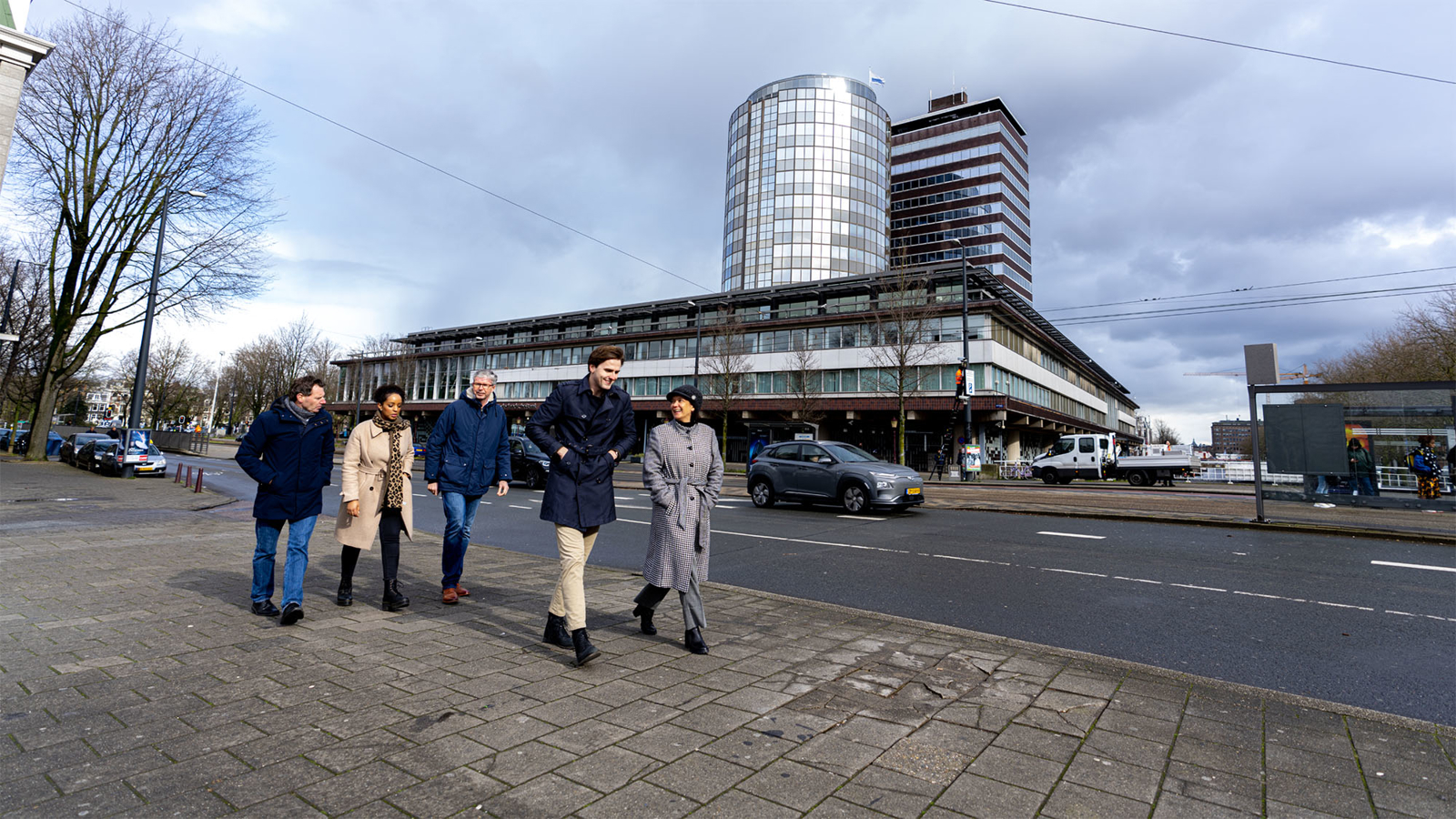 Wandelaars voor het DNB gebouw 