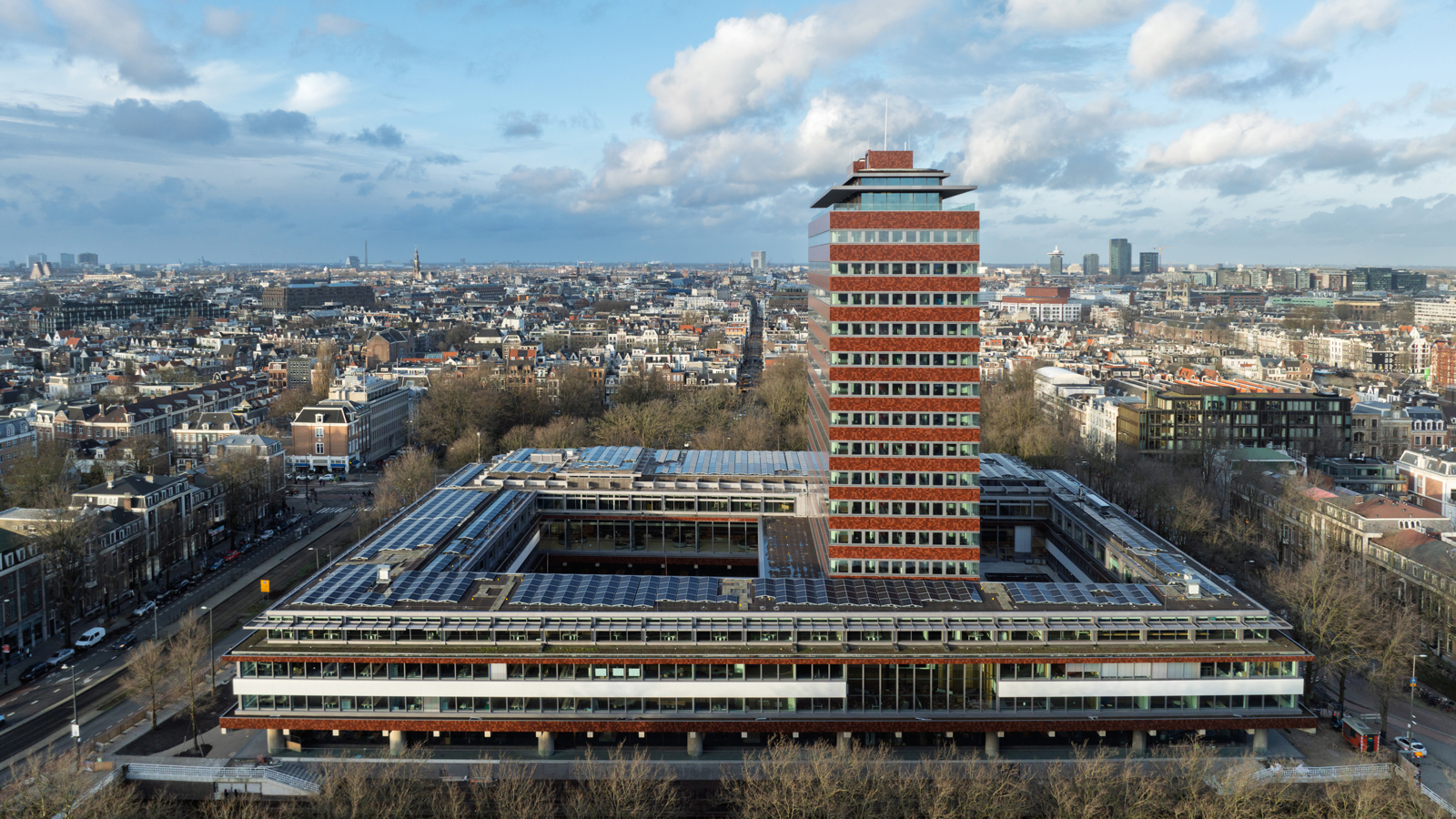 Het gerenoveerde pand van DNB aan het Frederiksplein te Amsterdam.