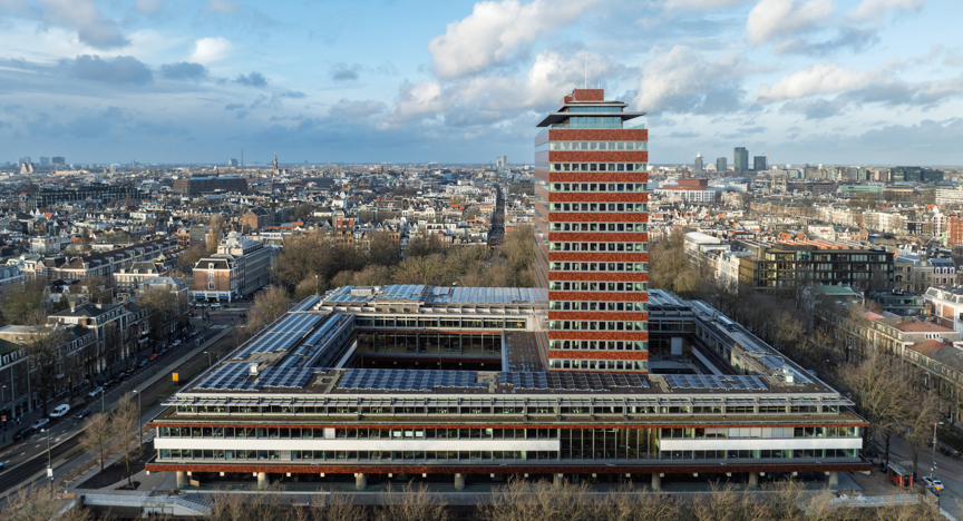 Het gerenoveerde pand van DNB aan het Frederiksplein te Amsterdam.