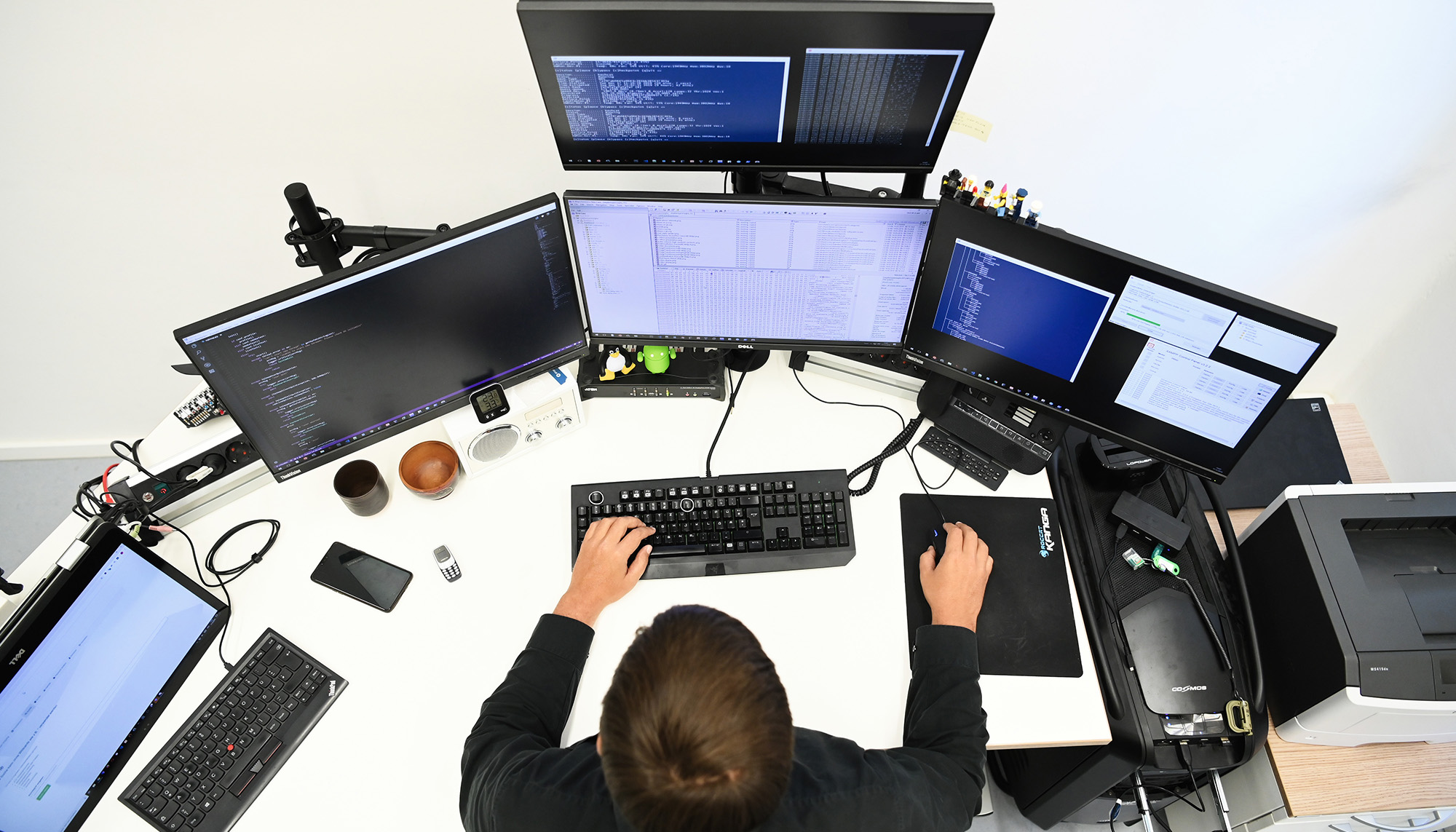 Bureau waar allemaal electronica en computers op staan