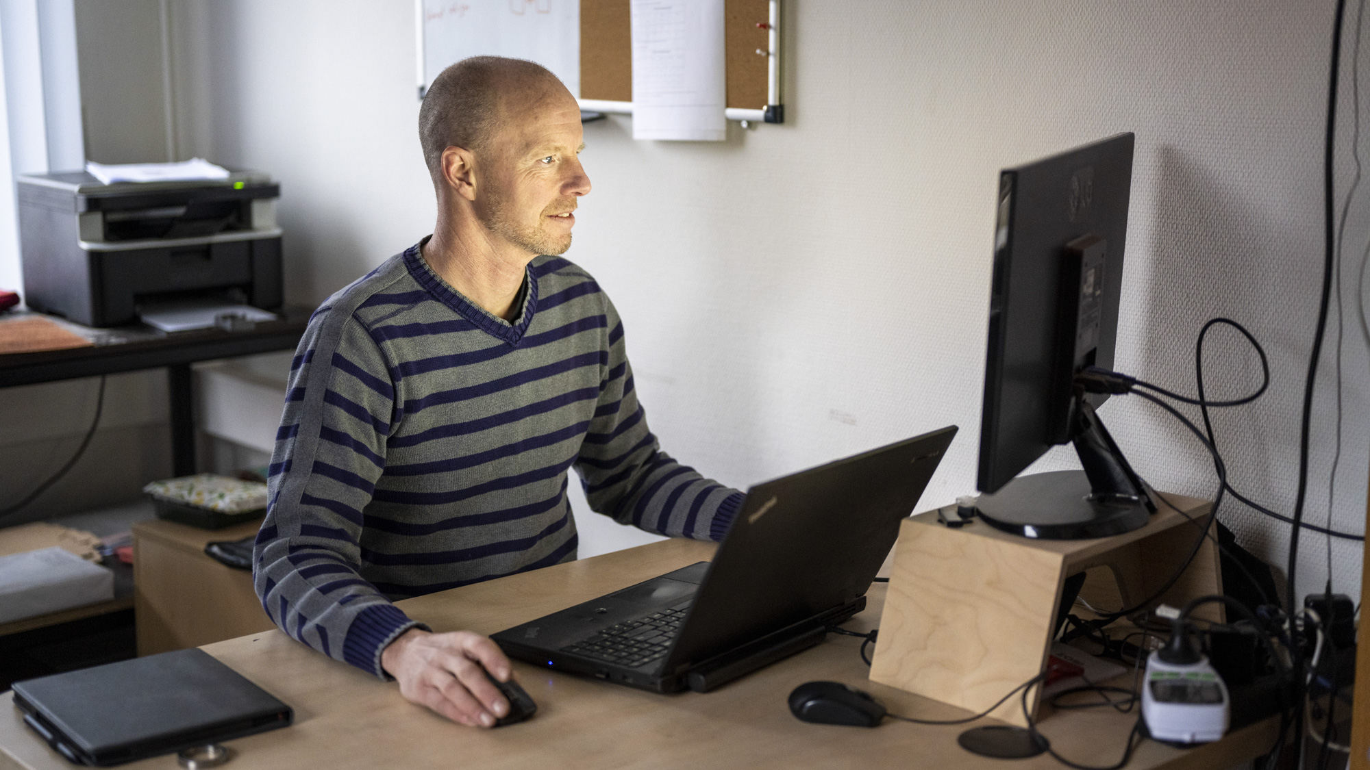 Man dient een zienswijze in op een overbruggingsplan op de computer.