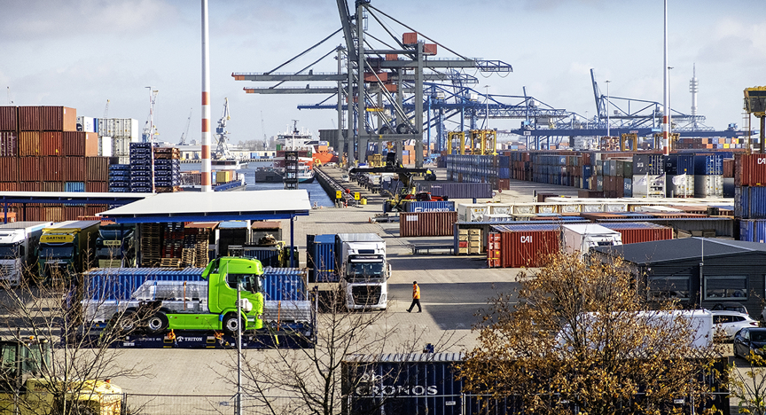 De Rotterdamse Eemhaven. Opgestapelde containers staan klaar voor transport. 