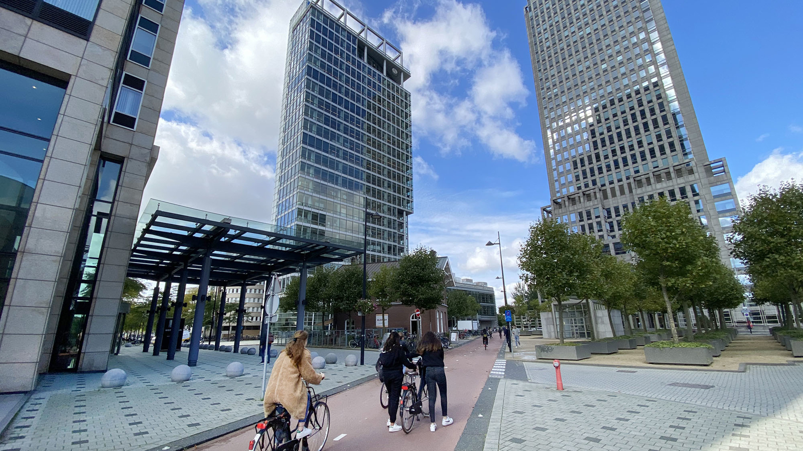 Fietsers en hoge gebouwen