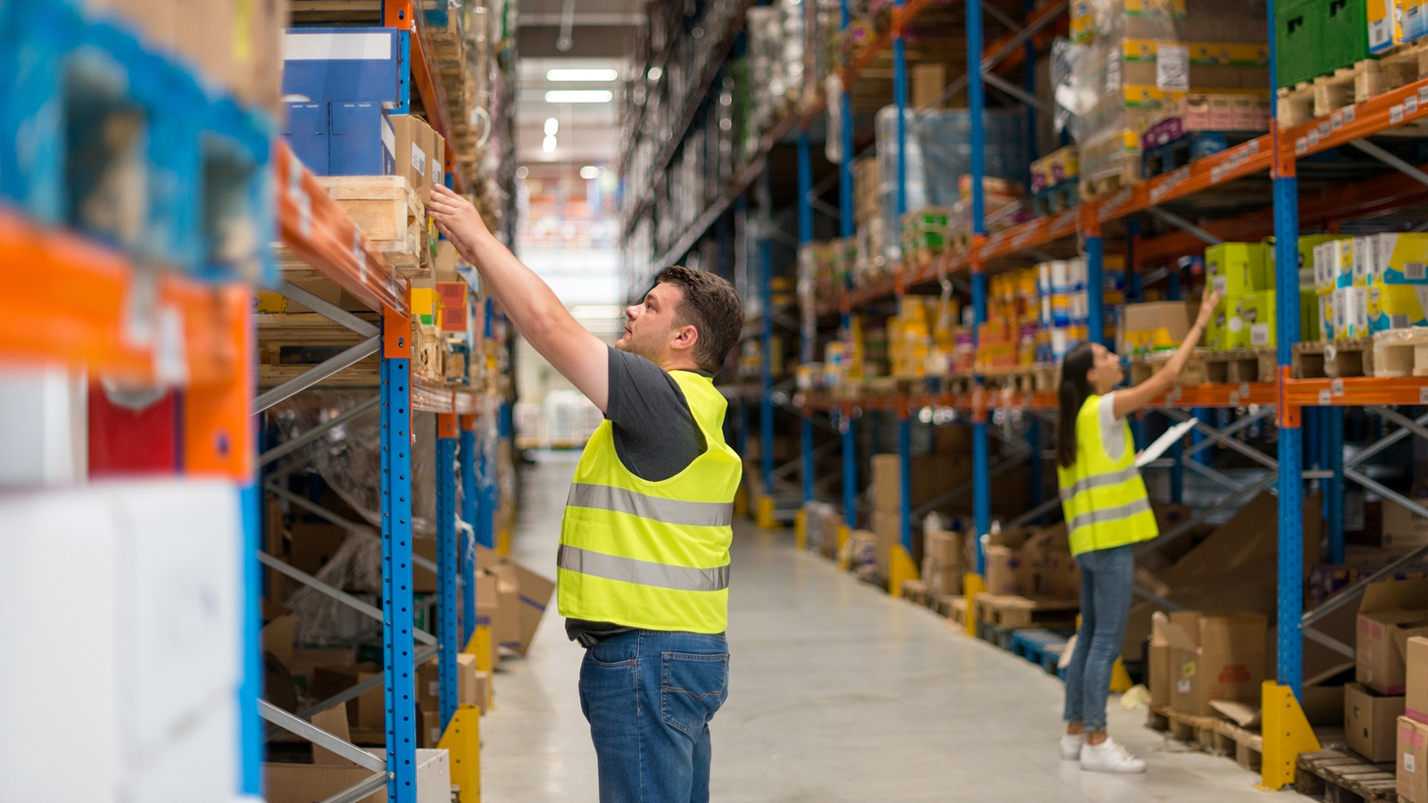 Flexwerkers in magazijn met pakketten