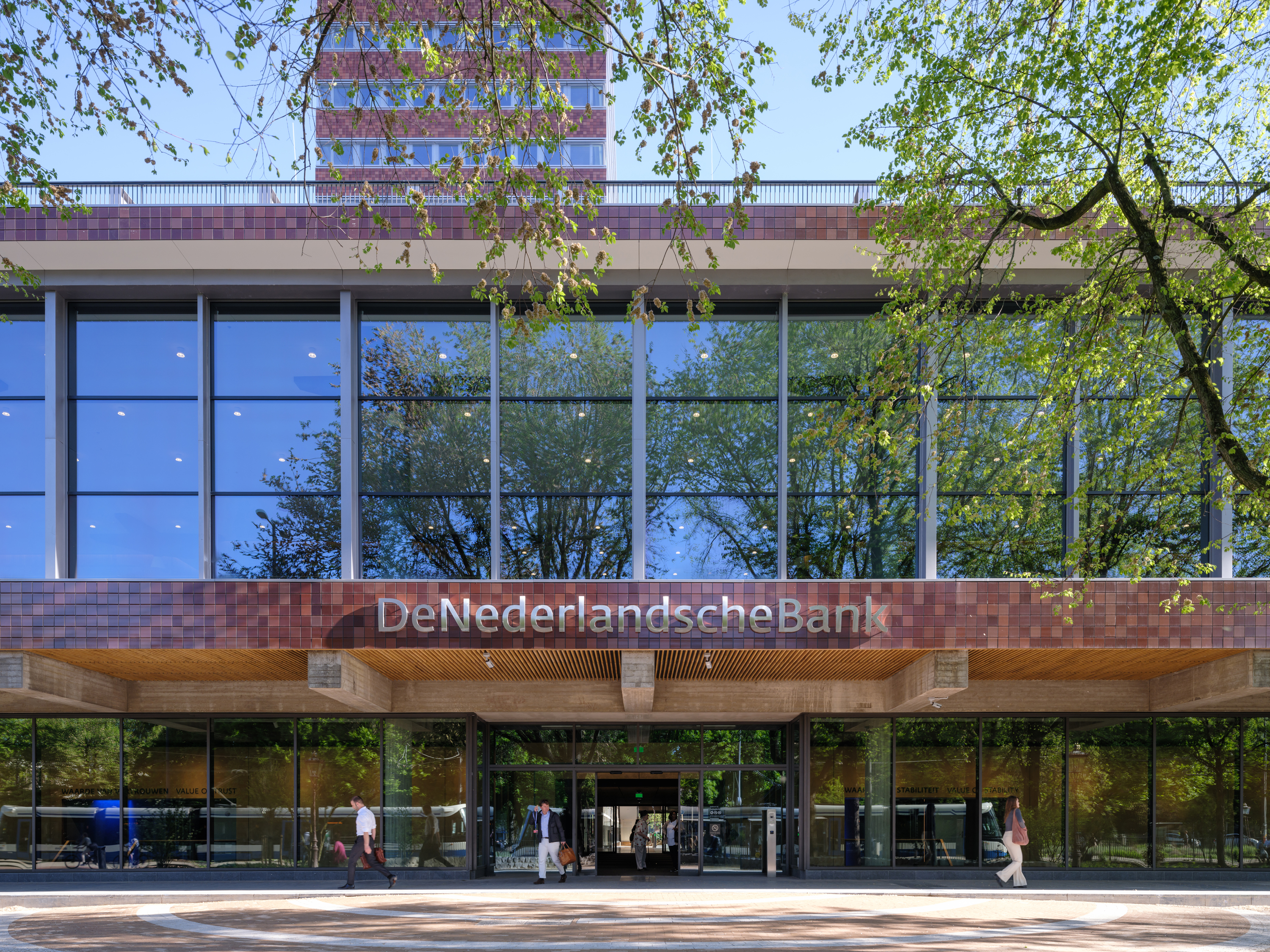 De hoofdentree van het hoofdkantoor van DNB aan het Frederiksplein