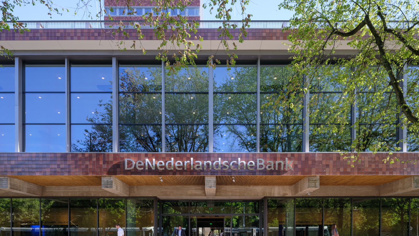 De hoofdentree van het hoofdkantoor van DNB aan het Frederiksplein