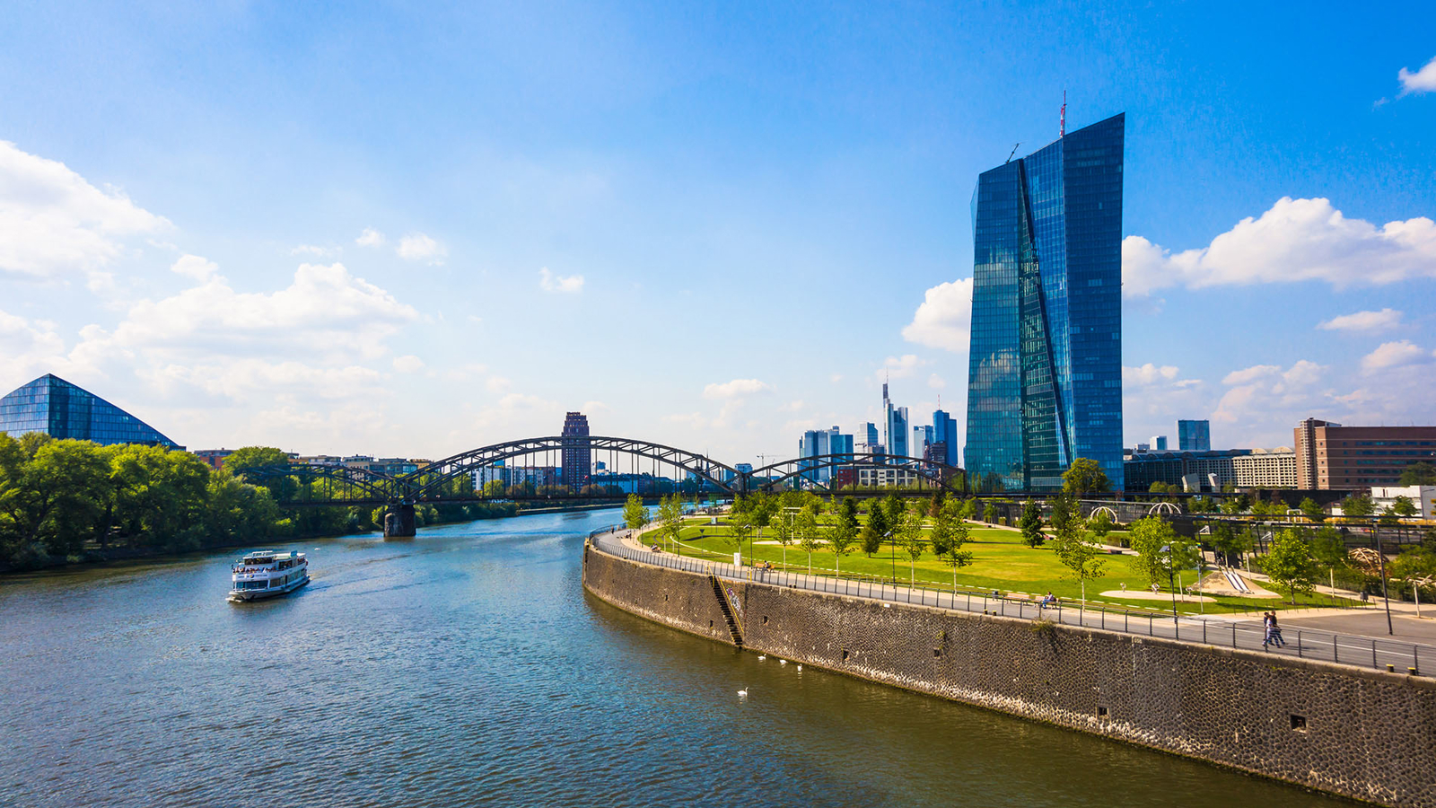 ECB gebouw van zijkant met zon en water