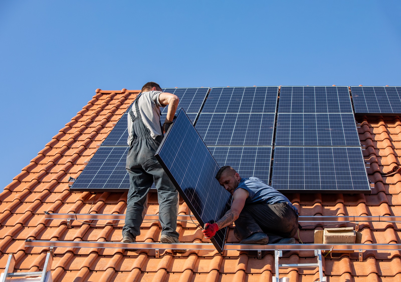 Zonnepanelen plaatsen op dak