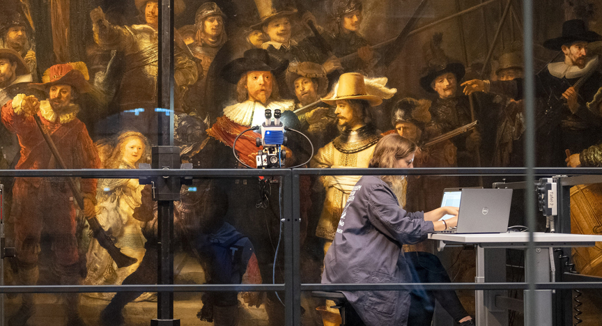 Een onderzoeker bij operatie Nachtwacht in het Rijksmuseum.