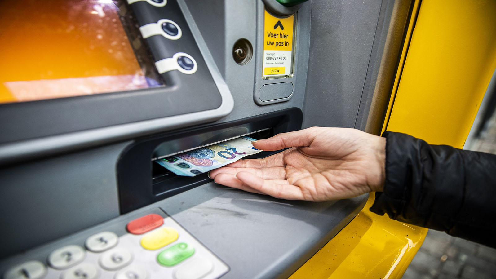 20 euro wordt gepind bij een geldautomaat
