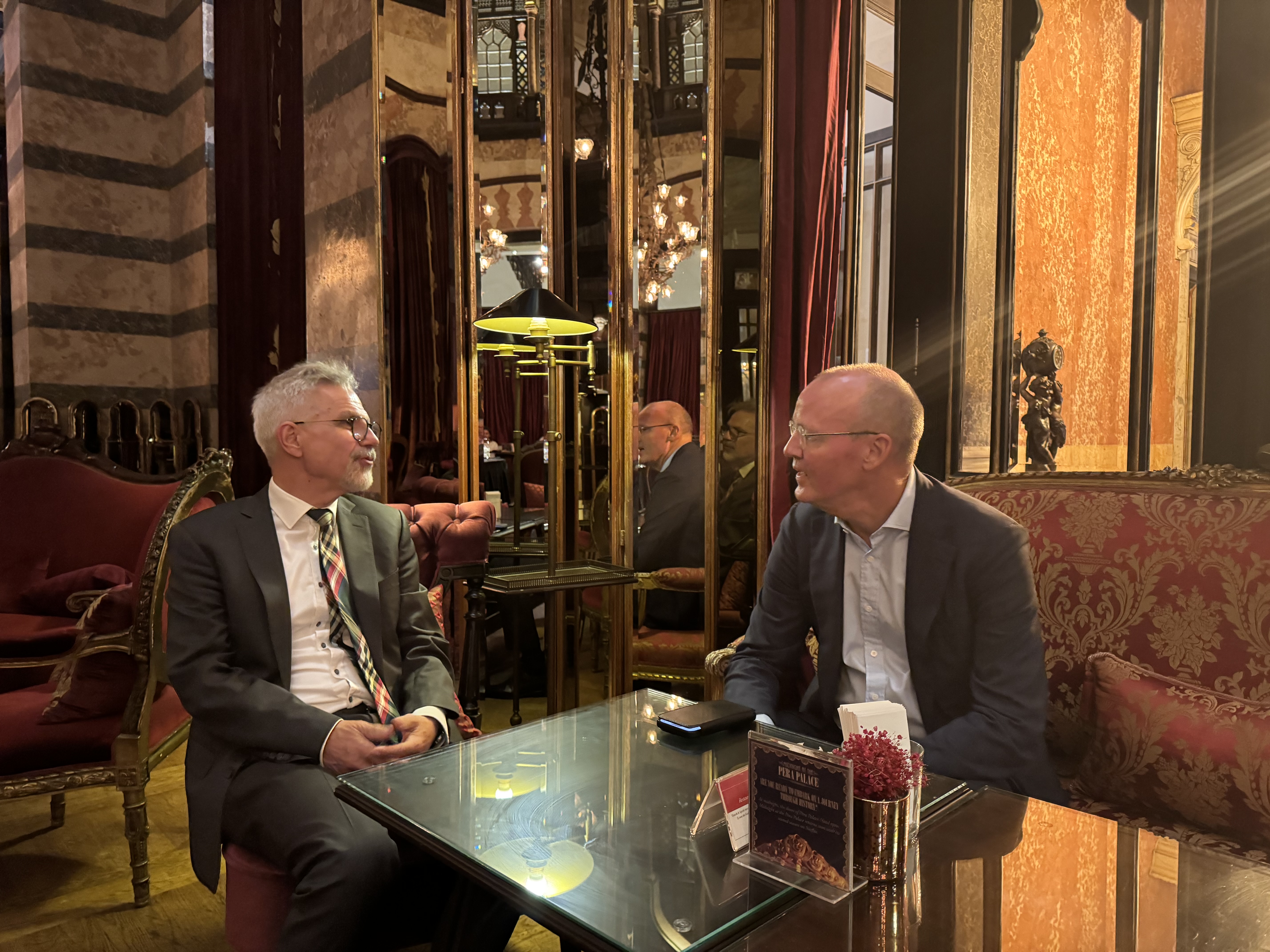 Klaas Knot en de consul-generaal genieten van thee in het historische Pera Palace Hotel.