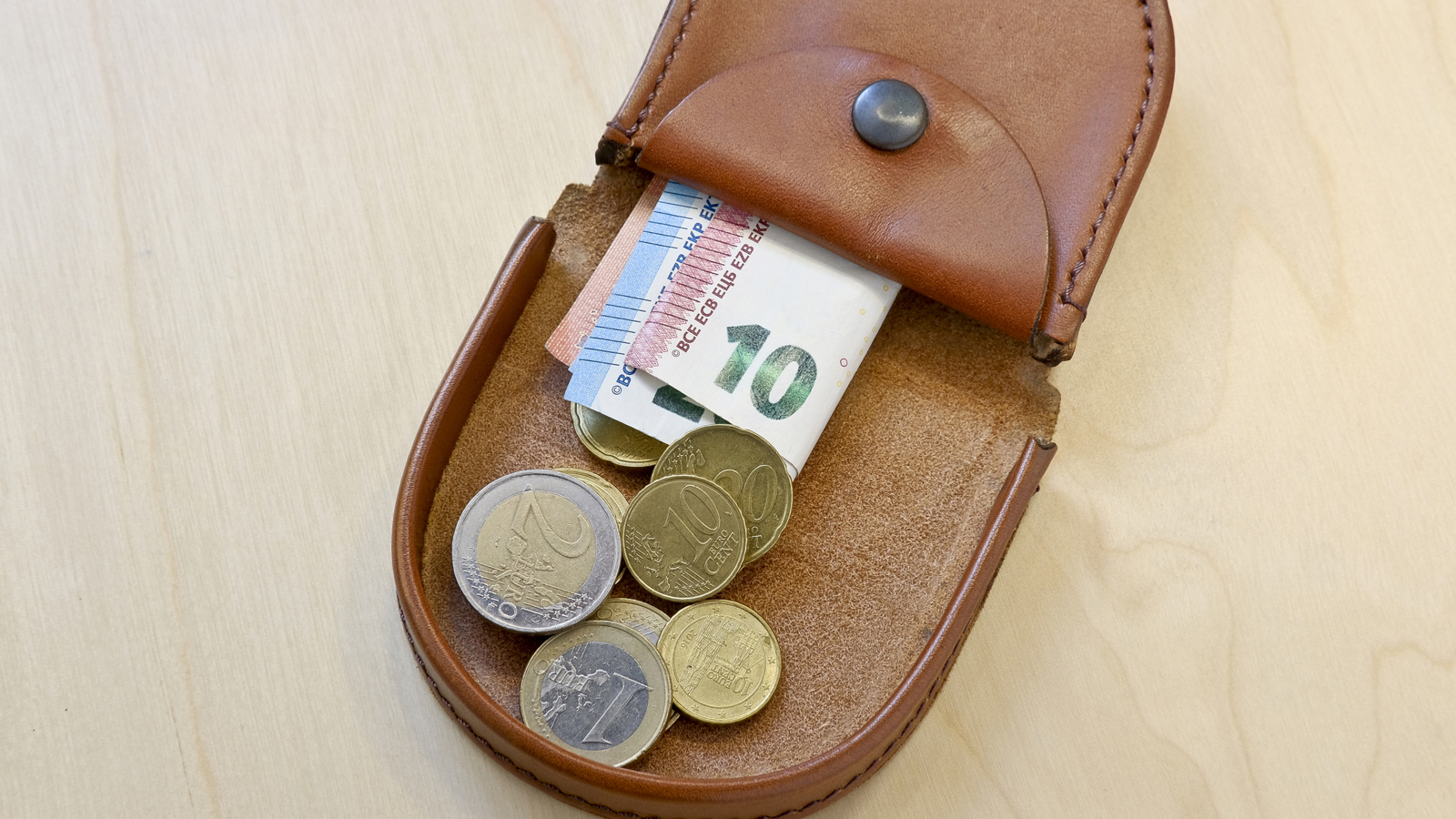 Portomonee met eurobiljetten en -munten