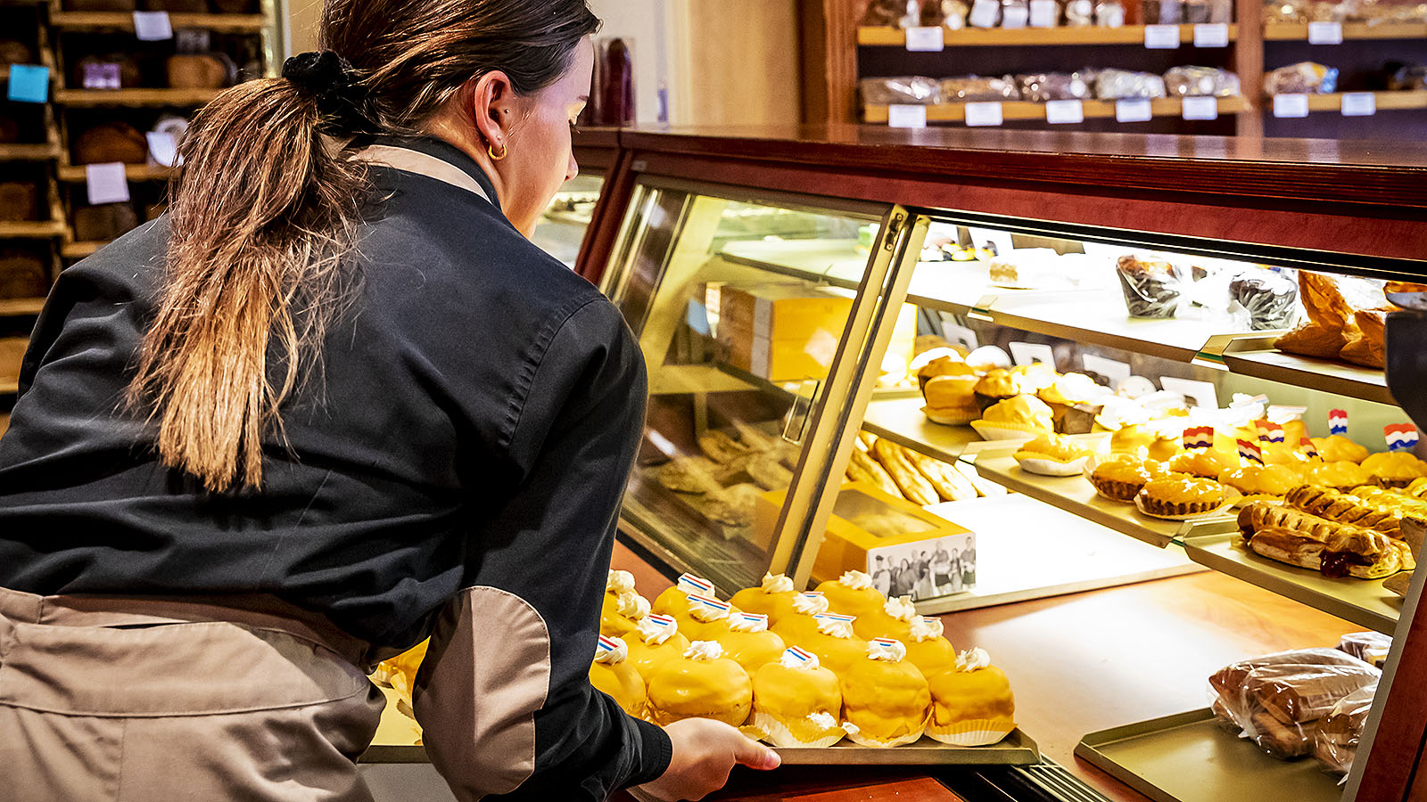 Een goed gevulde vitrine in een bakkerij