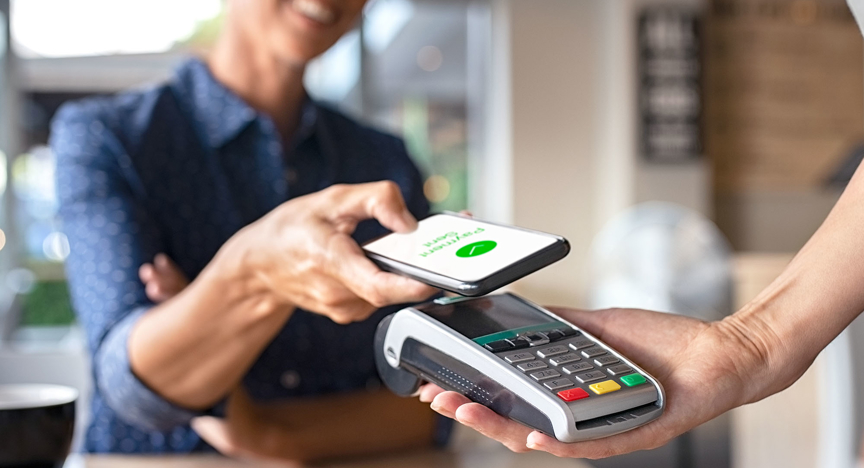 Iemand die betaalt met de telefoon