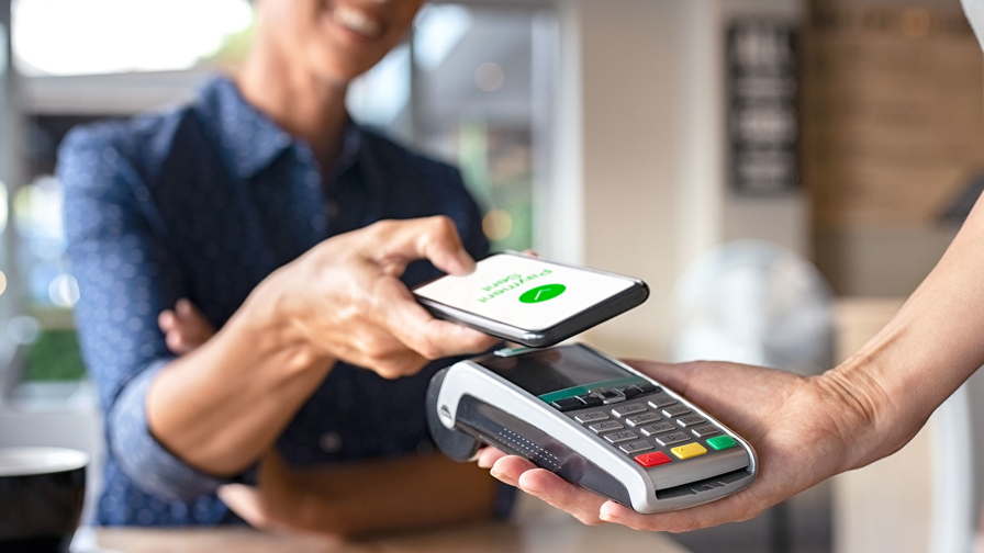 Iemand die betaalt met de telefoon