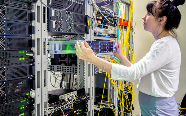 Vrouw die een lade haalt uit een technische kast
