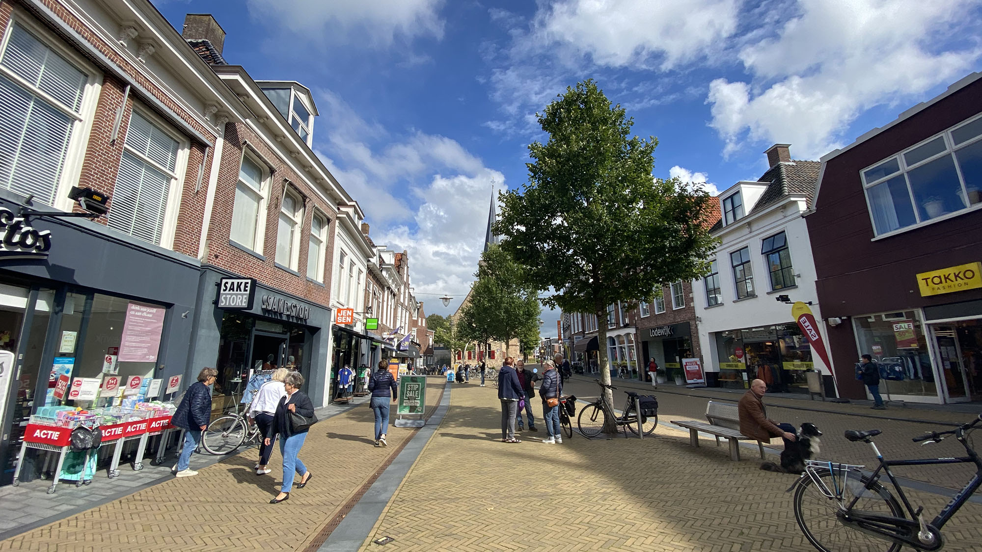 Rustige winkelstraat 