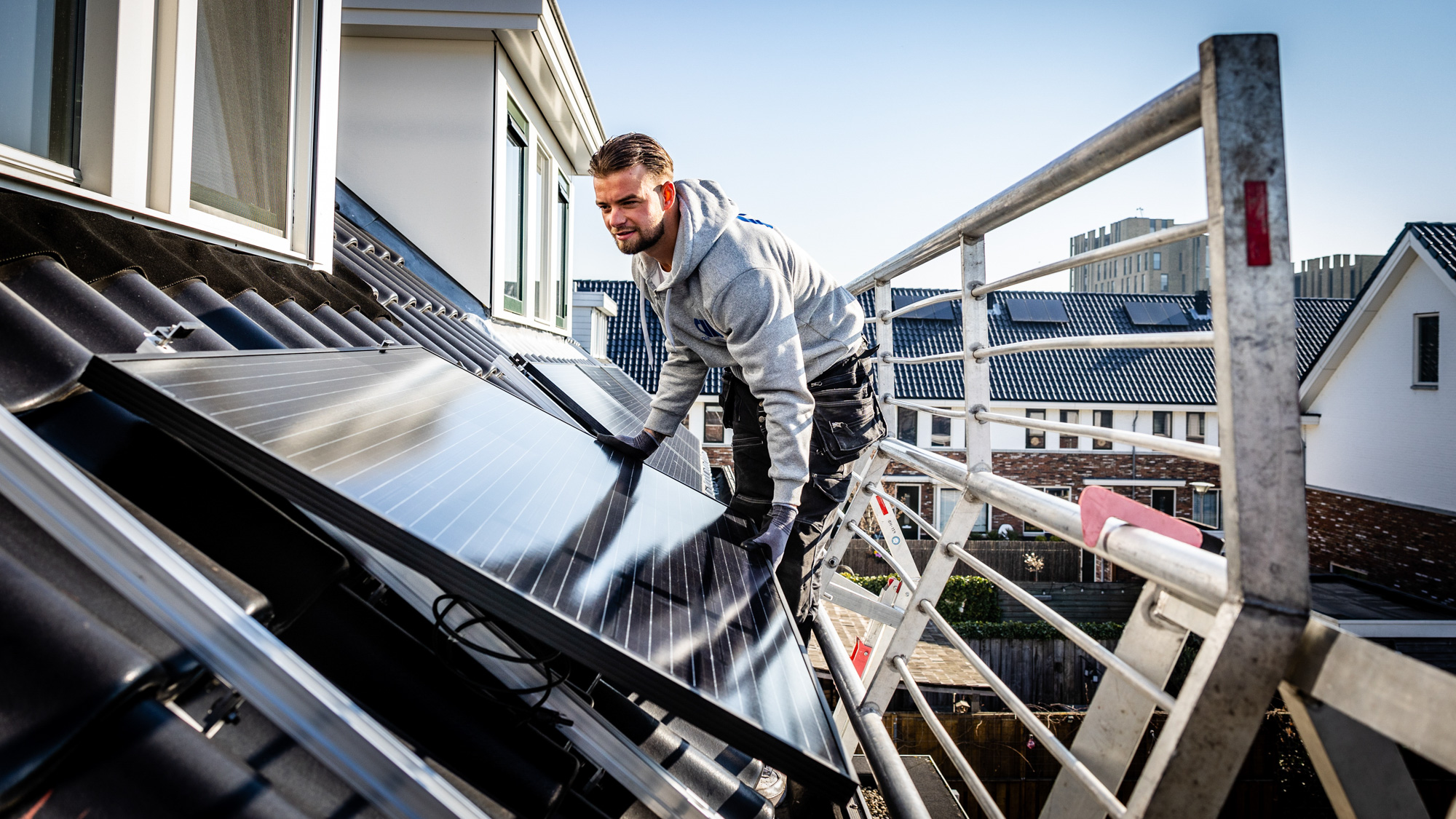 Zonnepanelen plaatsen op een dak