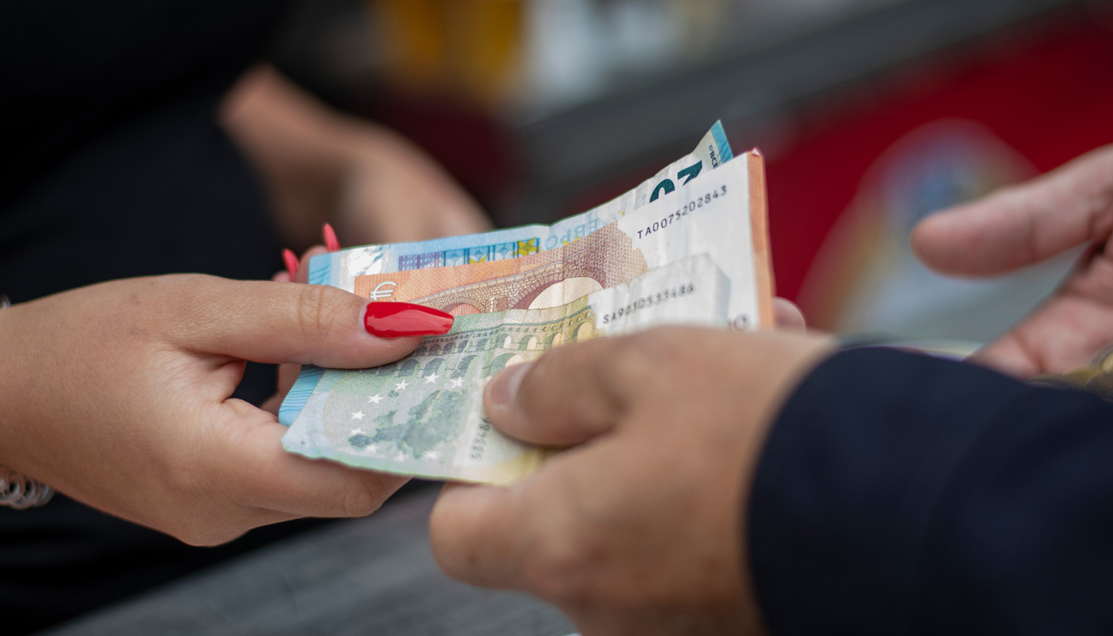Handen die geld aangeven