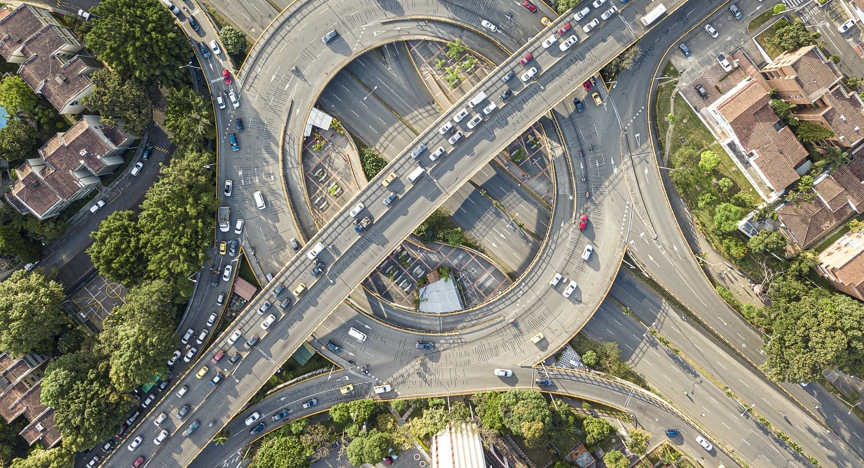 Een rotonde met verkeer.