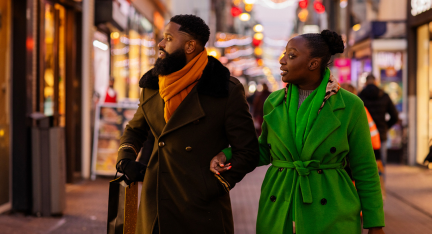 Man en vrouw gearmd in winkelstraat