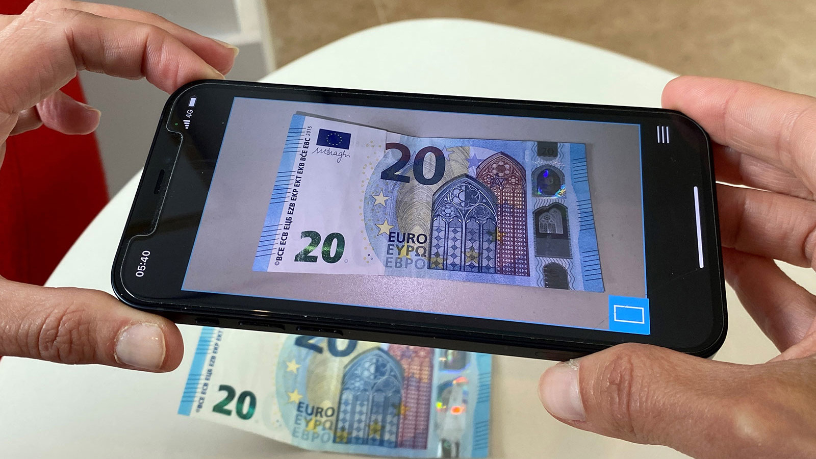 Vals geld app in gebruik met 20 euro