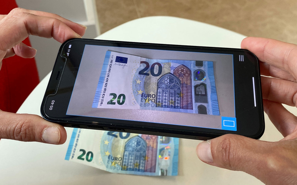 Vals geld app in gebruik met 20 euro