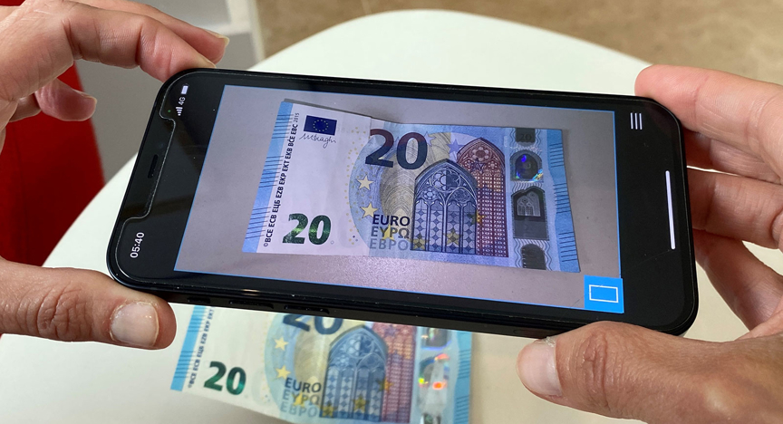 Vals geld app in gebruik met 20 euro