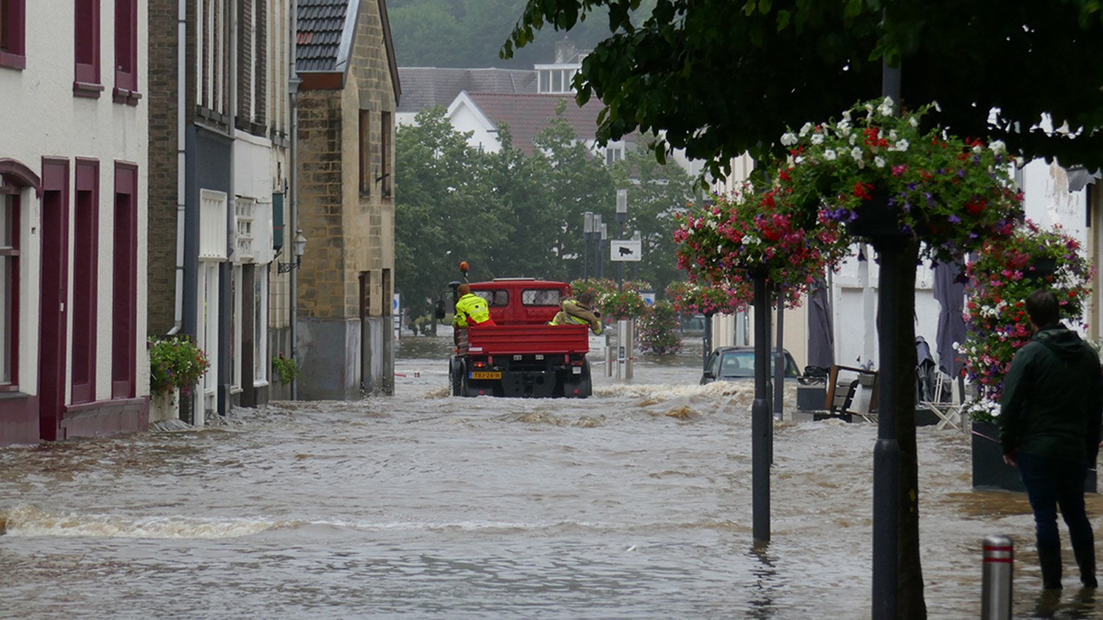 Een straat in Limburg onder water door overstromingen.