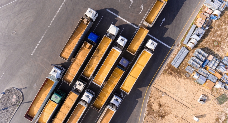 Mais vrachtwagens worden gewogen voor de export