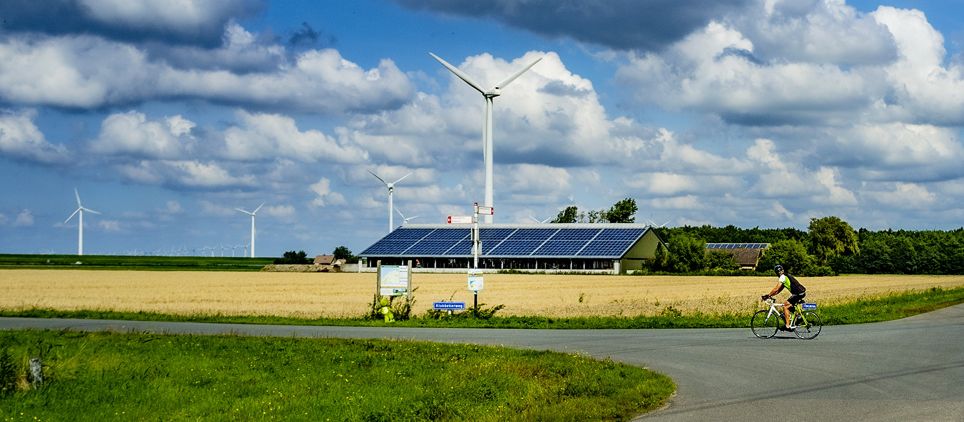 Landschap met zonnepanelen op de achtergrond