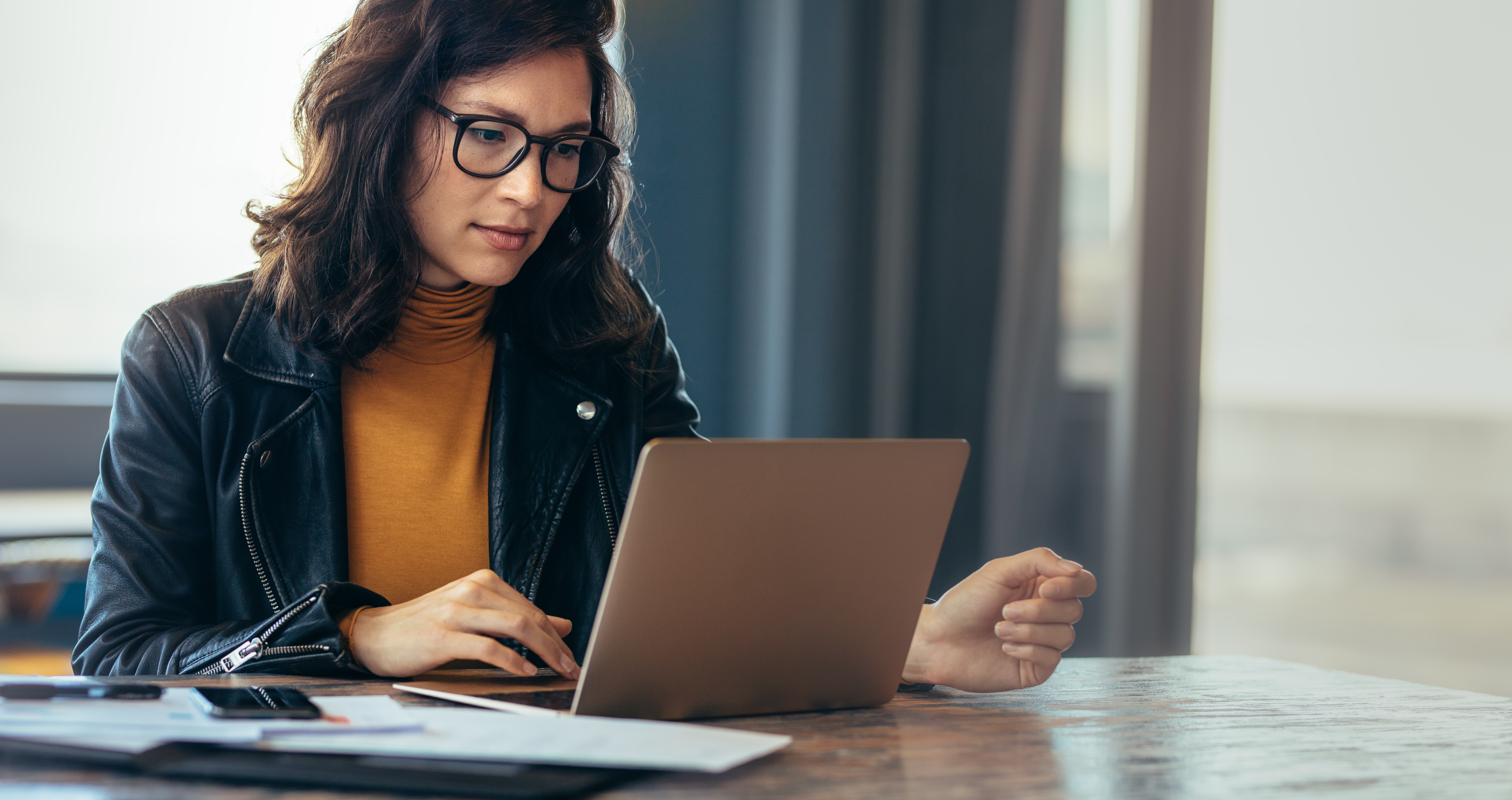 Vrouw achter laptop
