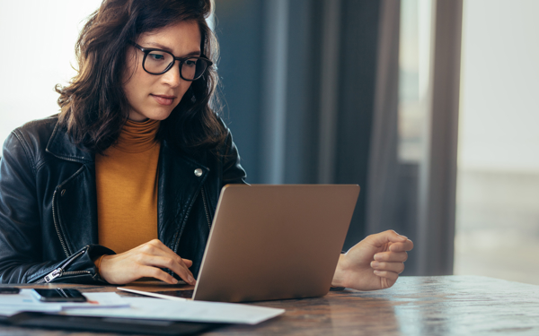 Vrouw achter laptop