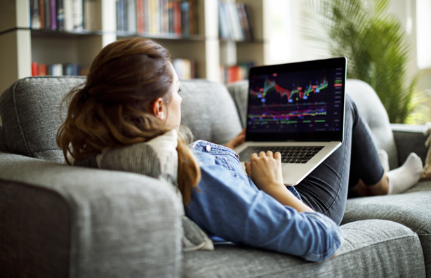 Vrouw bekijkt beleggingen op laptop